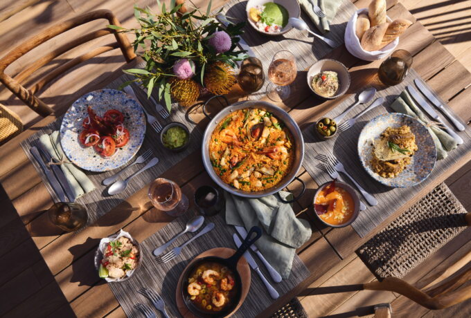 Deliciosa comida mediterránea en nuestro restaurante frente al mar